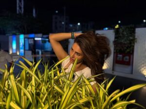 Akshara Gowda Instagram - To be with her is to sit in autumn sunlight 🔥 

All the bracelets by @tarot_by_h ❤️

PC @fatheroffloki 

#nofilterneeded 

 #aksharagowda #stylishtamilachi #aksharagowdabikki #stylishtamizhachi 
#mumbai #hyderabad #timesfood #timesfoodawards #mother #motherhood #motherenergy