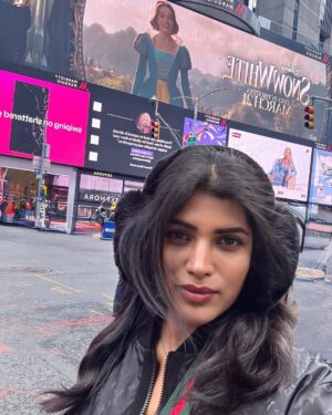 Akshaya Shetty Instagram - $10 pictures are worth it @timessquarenyc ❤️
.
.
.
#nyc #timesquare #timessquarenyc #akshaya #akshayashetty #solotraveler