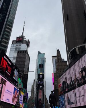Akshaya Shetty Instagram - $10 pictures are worth it @timessquarenyc ❤️
.
.
.
#nyc #timesquare #timessquarenyc #akshaya #akshayashetty #solotraveler