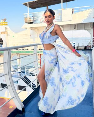 Akshaya Shetty Instagram - An exciting evening by the sea with @peaklife_magazine in Alibaug. 
Was dressed to impress in ‘summer chic’ outfit by @richasinghdesign 

Powered by @flyswiss @explore.louisiana 
Fashionshow at the Alibaug jetty with Chic collection by @varoinmarwah 
Thank you to our host @riaangeorge

Was a delight to watch @kingofclubsin & @maliniagarwal walk the ramp ❤️🧿