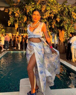 Akshaya Shetty Instagram - An exciting evening by the sea with @peaklife_magazine in Alibaug. 
Was dressed to impress in ‘summer chic’ outfit by @richasinghdesign 

Powered by @flyswiss @explore.louisiana 
Fashionshow at the Alibaug jetty with Chic collection by @varoinmarwah 
Thank you to our host @riaangeorge

Was a delight to watch @kingofclubsin & @maliniagarwal walk the ramp ❤️🧿