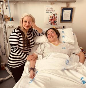 Alaska Instagram - Esta semana visité a @belendominguezb en el hospital. La conocimos cuando @mariovaquerizooficial estuvo ingresado en la habitación de al lado. Belén se ha hecho conocida por su libro ‘La Vida es Bonita’ y por su ejemplo de superación. Pero taaaaantos meses en esa cama, en ese mismo espacio, también producen momentos de bajón. Nos reímos contándonos nuestras goteras de salud, que las dos andamos chunguitas, quitándole hierro al asunto. Todo mi amor para ti, para Emilio, para tu familia. Y te lo digo ya, en cuanto venga el calorcito, prepara la cama inflable que nos vamos a tomar aire fresco a un parque.