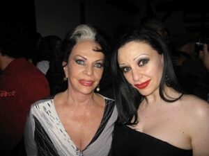 Alaska Instagram - Desde México llega la triste noticia de la muerte de dos diosas y referentes a las que tuve la suerte de conocer. Yolanda Montes “Tongolele” y Paquita la del Barrio. Antes de que la palabra empoderamiento se usara, a ellas no les hizo falta.
Foto 1 : con Tongolele en México.
Foto 2 : con Paquita y Jorge Cruz.
Foto 3 : Tongolele y Paquita juntas en un acto.
Fotos 4-5-6-7 Tongolele 
Fotos 8-9-10 Paquita la del Barrio.
Descansen el Paz y gracias por tanto.
Gracias por avisar @fangoticosmx @sr_gara