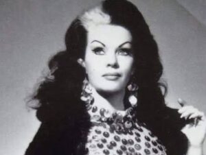 Alaska Instagram - Desde México llega la triste noticia de la muerte de dos diosas y referentes a las que tuve la suerte de conocer. Yolanda Montes “Tongolele” y Paquita la del Barrio. Antes de que la palabra empoderamiento se usara, a ellas no les hizo falta.
Foto 1 : con Tongolele en México.
Foto 2 : con Paquita y Jorge Cruz.
Foto 3 : Tongolele y Paquita juntas en un acto.
Fotos 4-5-6-7 Tongolele 
Fotos 8-9-10 Paquita la del Barrio.
Descansen el Paz y gracias por tanto.
Gracias por avisar @fangoticosmx @sr_gara