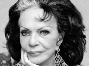 Alaska Instagram - Desde México llega la triste noticia de la muerte de dos diosas y referentes a las que tuve la suerte de conocer. Yolanda Montes “Tongolele” y Paquita la del Barrio. Antes de que la palabra empoderamiento se usara, a ellas no les hizo falta.
Foto 1 : con Tongolele en México.
Foto 2 : con Paquita y Jorge Cruz.
Foto 3 : Tongolele y Paquita juntas en un acto.
Fotos 4-5-6-7 Tongolele 
Fotos 8-9-10 Paquita la del Barrio.
Descansen el Paz y gracias por tanto.
Gracias por avisar @fangoticosmx @sr_gara