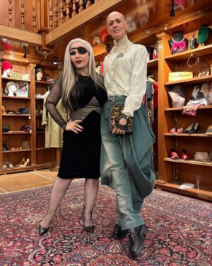 Alaska Instagram - Subasta benéfica de bolso único pieza de coleccionista. Diseñados por @eduardonavarreteoficial inspirado en sus musas : @rosarioficial @officialnievesa @laterremotodealcorcon @thedevilisawoman @rossydpalma y yo misma. Todo lo recaudado para la asociación APRAMP. En la segunda foto : mi bolso no pudo acabar en mejores manos @lady_gaez. Lo pasamos bomba con @mariolaorellana como estricta gobernanta subastadora, y la hospitalidad de acogernos en su maravillosa tienda @ojo_con_el_duende. GRACIAS.
Foto @andrewjim 
Estilismo @franmarto 
Peluquería @rrnegro 
Plató @espacio_lacandelaria