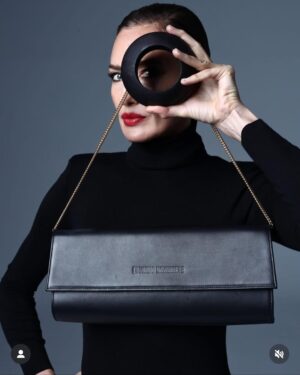 Alaska Instagram - Subasta benéfica de bolso único pieza de coleccionista. Diseñados por @eduardonavarreteoficial inspirado en sus musas : @rosarioficial @officialnievesa @laterremotodealcorcon @thedevilisawoman @rossydpalma y yo misma. Todo lo recaudado para la asociación APRAMP. En la segunda foto : mi bolso no pudo acabar en mejores manos @lady_gaez. Lo pasamos bomba con @mariolaorellana como estricta gobernanta subastadora, y la hospitalidad de acogernos en su maravillosa tienda @ojo_con_el_duende. GRACIAS.
Foto @andrewjim 
Estilismo @franmarto 
Peluquería @rrnegro 
Plató @espacio_lacandelaria