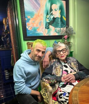 Alaska Instagram - Cuando el médico de cabecera viene a ver a su paciente y su pelo se mimetiza con la pared. Gracias doctor @caudevilla por su visita.