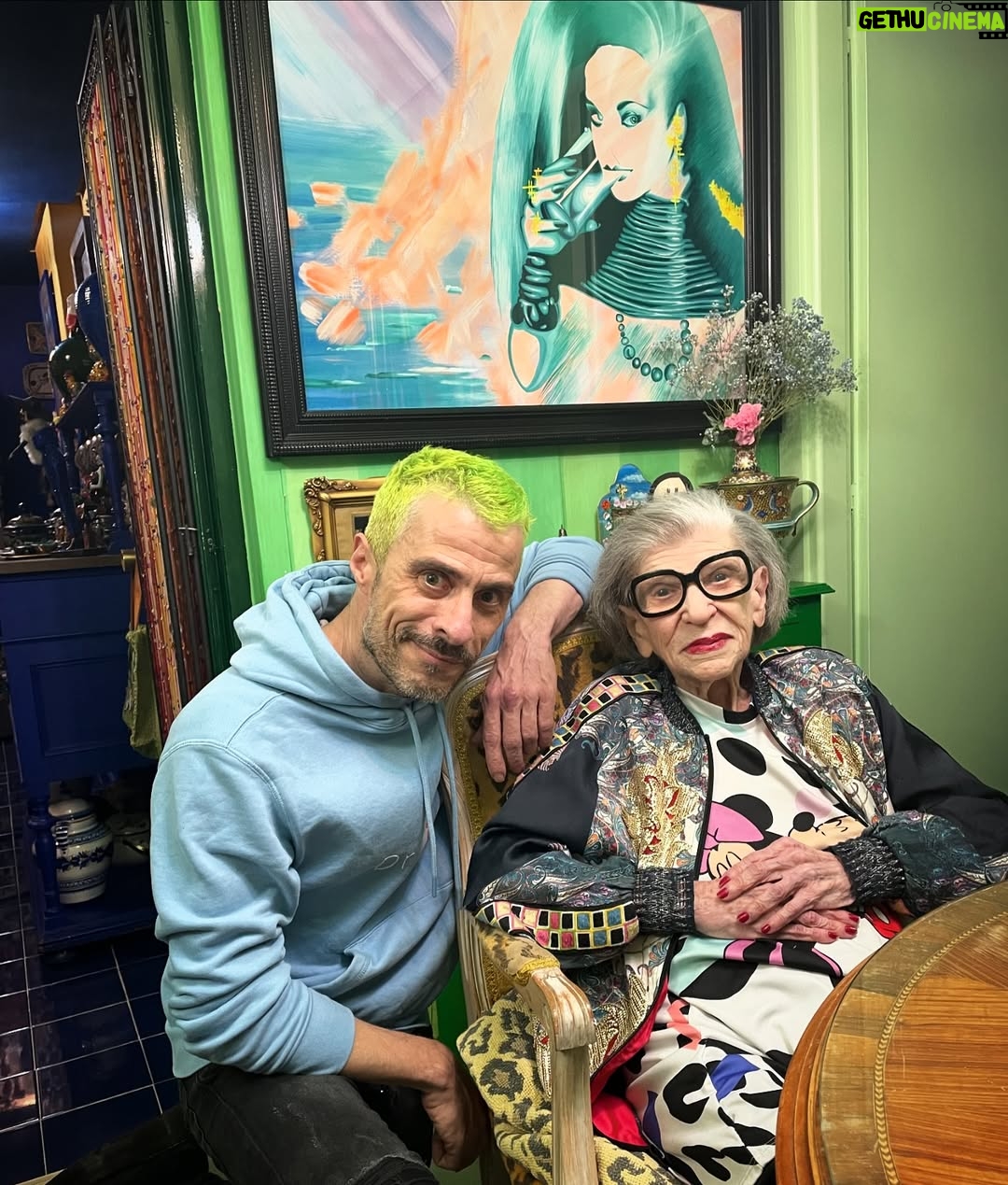 Alaska - 30.2K Likes - Cuando el médico de cabecera viene a ver a su paciente y su pelo se mimetiza con la pared. Gracias doctor @caudevilla por su visita.