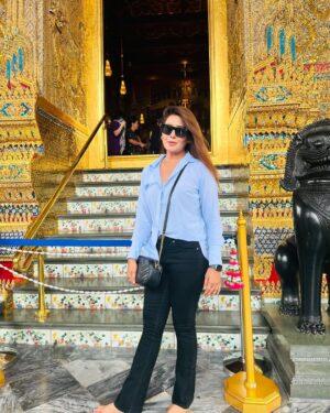 Aleezay Rasul Instagram - Be Your Own Palace, Or The 🌎 World is You Jail🧿💛 
 

#palace #supreme #architecture #travel #photography #thailand🇹🇭 #travelphotography #art #hypebeast #yeezy #castle #photooftheday #history #sale #jordan #streetwear #nike #india #offwhite #travelgram #instagood #luxury #love #palaceskateboards #europe #supremeforsale #picoftheday #bangkok