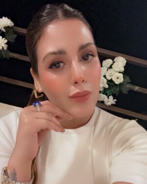 Aleezay Rasul Instagram - No Beauty Shines Brighter then that of a Good Heart🧿💛

#beauty #love #beautiful #fashion #makeup #instagood #photography #style #photooftheday #like #instagram #skincare #art #follow #photo #picoftheday #happy #smile #bhfyp #life #hair #me #selfie #myself #instadaily #loveyourself 🧿
