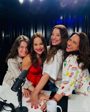 Alessandra Maestrini Instagram - Esse episódio RENDEU!!!! 😂😌😶

Nesta quinta-feira, o “Pod, Amiga?” recebe @alessandramaestrini e sua amiga @helganemetik 

O que essas quatro aprontaram, você descobre na estreia do episódio!

Link na bio para assistir!