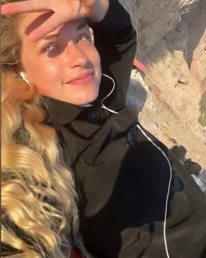 Alexis Knapp Instagram - Dolphin break any time any place … keep it coastal:)🐬 This hippie hair is abouts to goooo say au revoir✌🏼💇‍♀️ next post I need your votes on new lewk por favor👐🏼