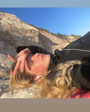 Alexis Knapp Instagram - Dolphin break any time any place … keep it coastal:)🐬 This hippie hair is abouts to goooo say au revoir✌🏼💇‍♀️ next post I need your votes on new lewk por favor👐🏼