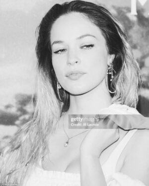 Alexis Knapp Instagram - Nine Bodies In A Mexican Morgue was a wondrrrous immediate welcoming back to LA after being in the bay for 2 weeks. An amazing show all around, excited for all episodes to air… MANAÑA! March 2nd on @mgmplus 
#NineBodies but I hugged around 30 of em. 
🫶💋 @nicolaparish 🌸💕🌸💕🌸💕