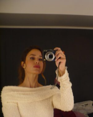 Alice David Instagram - backstage avant première @brefserie ✨

Style @tahiguy 
Hair @etiennesekola 
Mua @margaux_rm 

merci @isabelmarant @lesnereidesparis @francescabellavita @a.bag__________