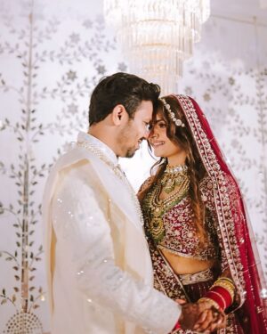 Alisha Rajput Instagram - 5 sal ladte jaghdte finally shadi hogyi , I am very happy to be your mrs Agrawal mrs robin . Mai promise karti hu ki mai har wakt apka sath dungi chahe dukh ho ya sukh 🩵🧿

Groom outfit @arish_tailor_ 
Bride outfit @annupatel 
Jewels @jewellery_by_rutzz 
Function @function._.junction 

#rosha #marriage #shadi