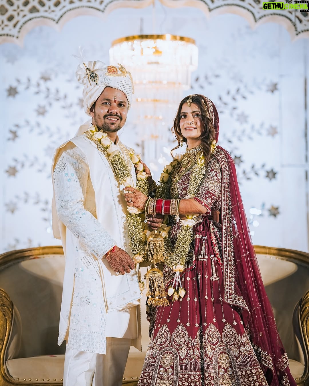 Alisha Rajput - 781.3K Likes - 5 sal ladte jaghdte finally shadi hogyi , I am very happy to be your mrs Agrawal mrs robin . Mai promise karti hu ki mai har wakt apka sath dungi chahe dukh ho ya sukh š©µš§æ
Groom outfit @arish_tailor_
Bride outfit @annupatel
Jewels @jewellery_by_rutzz
Function @function._.junction
#rosha #marriage #shadi