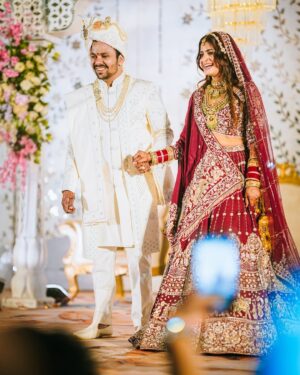 Alisha Rajput Instagram - 5 sal ladte jaghdte finally shadi hogyi , I am very happy to be your mrs Agrawal mrs robin . Mai promise karti hu ki mai har wakt apka sath dungi chahe dukh ho ya sukh 🩵🧿

Groom outfit @arish_tailor_ 
Bride outfit @annupatel 
Jewels @jewellery_by_rutzz 
Function @function._.junction 

#rosha #marriage #shadi
