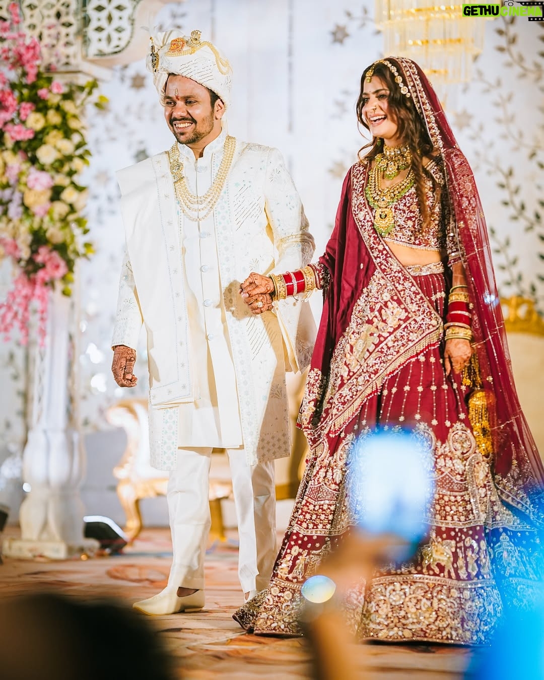 Alisha Rajput - 781.3K Likes - 5 sal ladte jaghdte finally shadi hogyi , I am very happy to be your mrs Agrawal mrs robin . Mai promise karti hu ki mai har wakt apka sath dungi chahe dukh ho ya sukh š©µš§æ
Groom outfit @arish_tailor_
Bride outfit @annupatel
Jewels @jewellery_by_rutzz
Function @function._.junction
#rosha #marriage #shadi