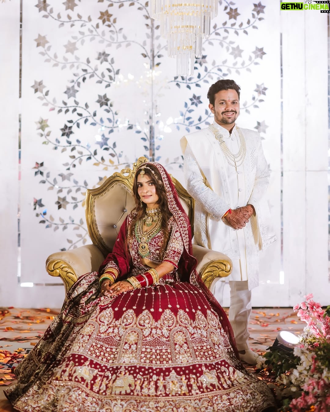 Alisha Rajput - 781.3K Likes - 5 sal ladte jaghdte finally shadi hogyi , I am very happy to be your mrs Agrawal mrs robin . Mai promise karti hu ki mai har wakt apka sath dungi chahe dukh ho ya sukh š©µš§æ
Groom outfit @arish_tailor_
Bride outfit @annupatel
Jewels @jewellery_by_rutzz
Function @function._.junction
#rosha #marriage #shadi