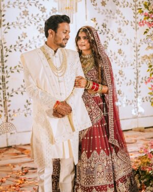 Alisha Rajput Instagram - 5 sal ladte jaghdte finally shadi hogyi , I am very happy to be your mrs Agrawal mrs robin . Mai promise karti hu ki mai har wakt apka sath dungi chahe dukh ho ya sukh 🩵🧿

Groom outfit @arish_tailor_ 
Bride outfit @annupatel 
Jewels @jewellery_by_rutzz 
Function @function._.junction 

#rosha #marriage #shadi
