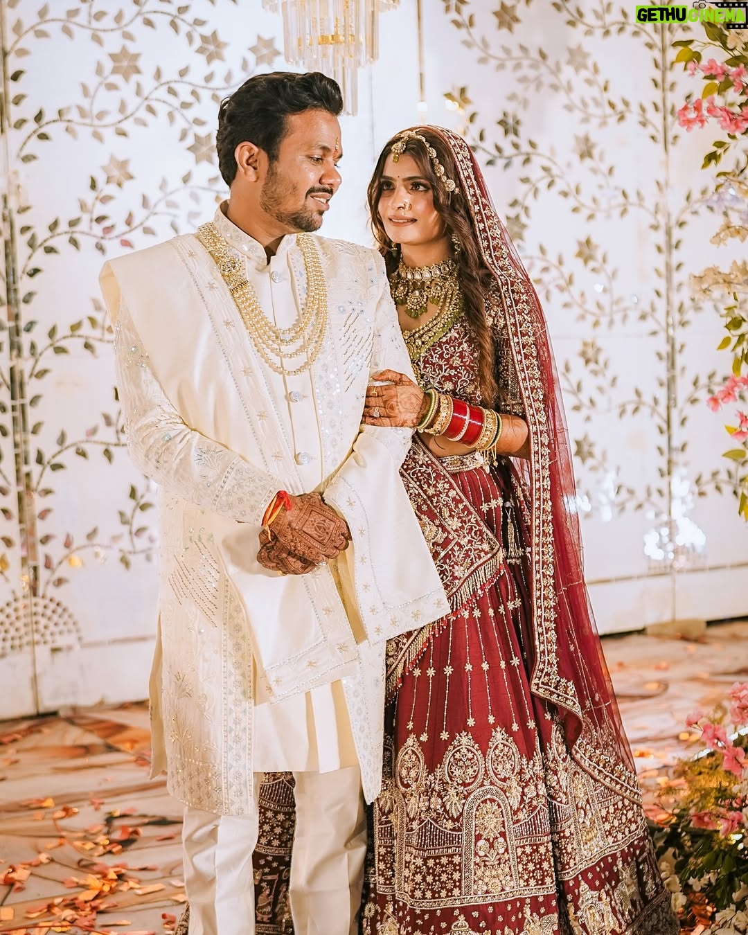 Alisha Rajput - 781.3K Likes - 5 sal ladte jaghdte finally shadi hogyi , I am very happy to be your mrs Agrawal mrs robin . Mai promise karti hu ki mai har wakt apka sath dungi chahe dukh ho ya sukh š©µš§æ
Groom outfit @arish_tailor_
Bride outfit @annupatel
Jewels @jewellery_by_rutzz
Function @function._.junction
#rosha #marriage #shadi