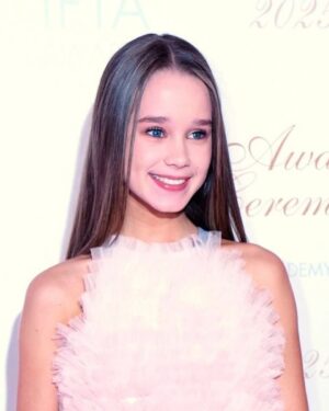 Alisha Weir Instagram - IFTAS 2025 💞🫶🏻 
Thank you IFTA for this unforgettable night, being recognised in the categories of Best actress and Rising star, truly means the world to me✨ 
I am so incredibly proud of all the nominations my Abigail fam got, I love you all! Congratulations!🏆🤍

Hair&Makeup: @spirals70 
Styling: @laura_sophie_cox 
And thank you @dylanoaksofficial for the most beautiful jewellery 💫