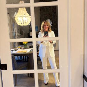 Alisyn Camerota Instagram - No, it’s not a BeeGees reunion! It’s me, about to host a fashion show with @davebriggstv for a wonderful cause @homeswithhope and wearing this awesome @saintartnewyork suit from @west2westport. 💃