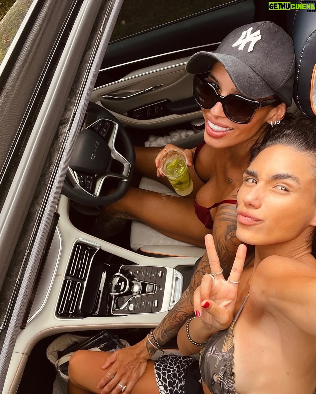Alline Calandrini - 2.6K Likes - Uma folga com os meus. ❤️