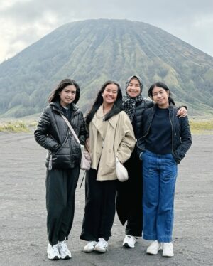 Alya Rohali Instagram - Based on my experience , menjadi seorang ibu itu tidak cukup  dengan teori . “Terjun langsung” jadi ibu , baru bisa dapet ilmu yang tepat . Banyak variabelnya jd seorang ibu yang baik, doesn’t apply for all , karena tiap anak spesial dan berbeda . Sikon tiap ibu juga beda . So, whether IRT, working mom, cesar mom, normal birth mom, full asi mom, mix asi sufor mom, … we are mothers , we are doing the best we can for our kids . Sometimes we make mistakes, being selfish, but we also make sacrifices regarding our kids. Most importantly, be a happy mom , coz when we are happy, the kids will be happy . 
Selamat hari ibu utk semua ibu … ❤️❤️ jalanin aja sebaik2nya peran ini , don’t let other people judge you . 

And for my girls , let’s be bestfriends for life , be with me when I’m old and weak . Some said your children are not your investment. For me , you are my investment for my afterlife . Coz your pray may save me .