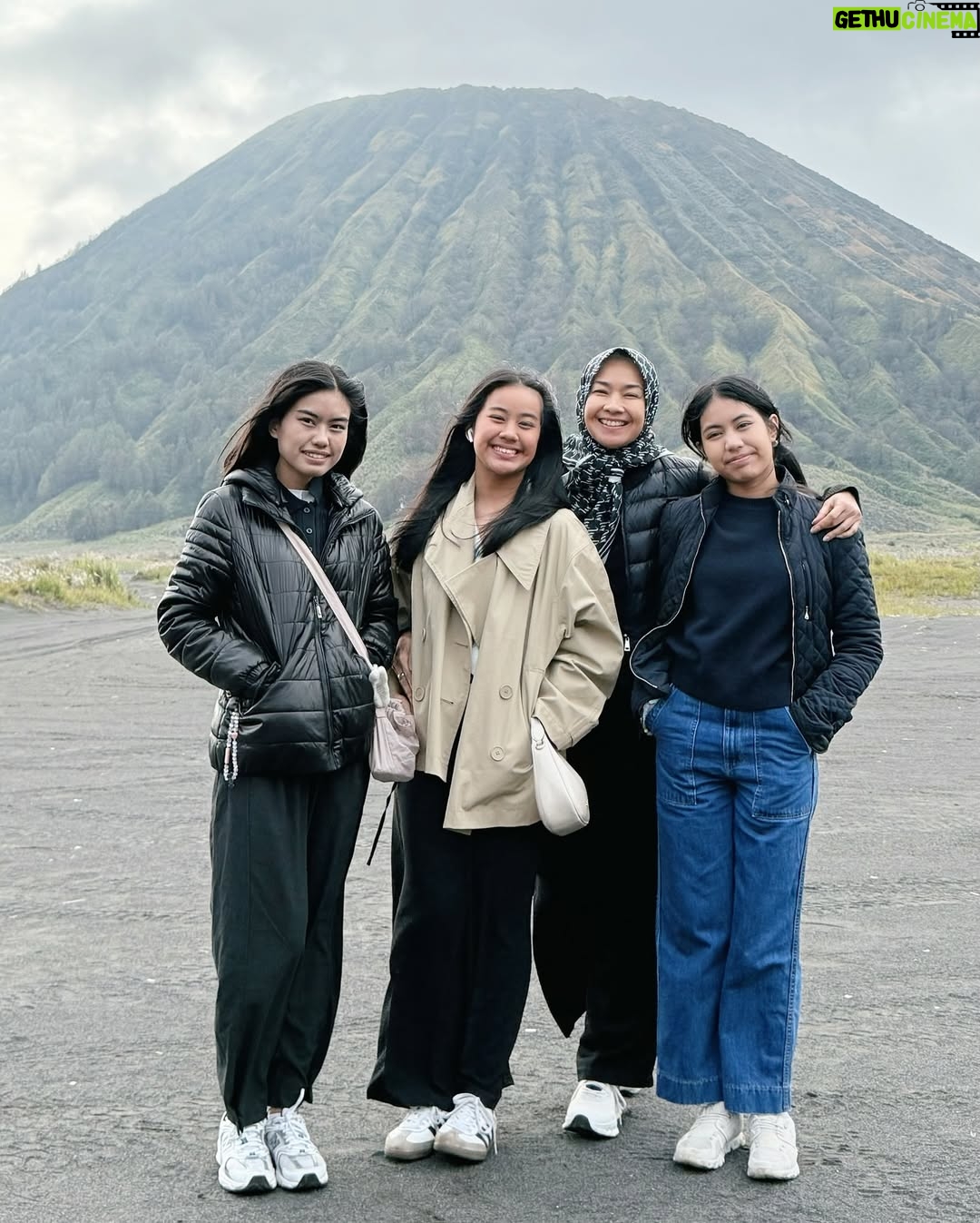 Alya Rohali - 4.5K Likes - Based on my experience , menjadi seorang ibu itu tidak cukup dengan teori . “Terjun langsung” jadi ibu , baru bisa dapet ilmu yang tepat . Banyak variabelnya jd seorang ibu yang baik, doesn’t apply for all , karena tiap anak spesial dan berbeda . Sikon tiap ibu juga beda . So, whether IRT, working mom, cesar mom, normal birth mom, full asi mom, mix asi sufor mom, … we are mothers , we are doing the best we can for our kids . Sometimes we make mistakes, being selfish, but we also make sacrifices regarding our kids. Most importantly, be a happy mom , coz when we are happy, the kids will be happy .
Selamat hari ibu utk semua ibu … ❤️❤️ jalanin aja sebaik2nya peran ini , don’t let other people judge you .
And for my girls , let’s be bestfriends for life , be with me when I’m old and weak . Some said your children are not your investment. For me , you are my investment for my afterlife . Coz your pray may save me .