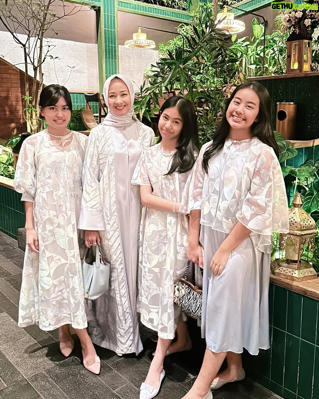 Alya Rohali - 4.5K Likes - Based on my experience , menjadi seorang ibu itu tidak cukup dengan teori . “Terjun langsung” jadi ibu , baru bisa dapet ilmu yang tepat . Banyak variabelnya jd seorang ibu yang baik, doesn’t apply for all , karena tiap anak spesial dan berbeda . Sikon tiap ibu juga beda . So, whether IRT, working mom, cesar mom, normal birth mom, full asi mom, mix asi sufor mom, … we are mothers , we are doing the best we can for our kids . Sometimes we make mistakes, being selfish, but we also make sacrifices regarding our kids. Most importantly, be a happy mom , coz when we are happy, the kids will be happy .
Selamat hari ibu utk semua ibu … ❤️❤️ jalanin aja sebaik2nya peran ini , don’t let other people judge you .
And for my girls , let’s be bestfriends for life , be with me when I’m old and weak . Some said your children are not your investment. For me , you are my investment for my afterlife . Coz your pray may save me .