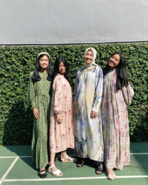 Alya Rohali Instagram - Based on my experience , menjadi seorang ibu itu tidak cukup  dengan teori . “Terjun langsung” jadi ibu , baru bisa dapet ilmu yang tepat . Banyak variabelnya jd seorang ibu yang baik, doesn’t apply for all , karena tiap anak spesial dan berbeda . Sikon tiap ibu juga beda . So, whether IRT, working mom, cesar mom, normal birth mom, full asi mom, mix asi sufor mom, … we are mothers , we are doing the best we can for our kids . Sometimes we make mistakes, being selfish, but we also make sacrifices regarding our kids. Most importantly, be a happy mom , coz when we are happy, the kids will be happy . 
Selamat hari ibu utk semua ibu … ❤️❤️ jalanin aja sebaik2nya peran ini , don’t let other people judge you . 

And for my girls , let’s be bestfriends for life , be with me when I’m old and weak . Some said your children are not your investment. For me , you are my investment for my afterlife . Coz your pray may save me .