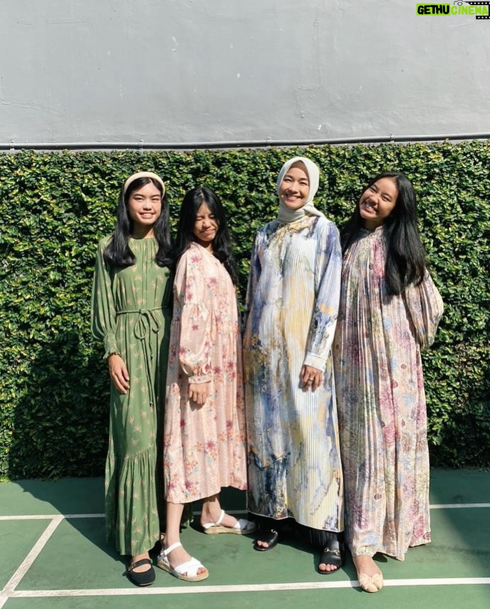 Alya Rohali - 4.5K Likes - Based on my experience , menjadi seorang ibu itu tidak cukup dengan teori . “Terjun langsung” jadi ibu , baru bisa dapet ilmu yang tepat . Banyak variabelnya jd seorang ibu yang baik, doesn’t apply for all , karena tiap anak spesial dan berbeda . Sikon tiap ibu juga beda . So, whether IRT, working mom, cesar mom, normal birth mom, full asi mom, mix asi sufor mom, … we are mothers , we are doing the best we can for our kids . Sometimes we make mistakes, being selfish, but we also make sacrifices regarding our kids. Most importantly, be a happy mom , coz when we are happy, the kids will be happy .
Selamat hari ibu utk semua ibu … ❤️❤️ jalanin aja sebaik2nya peran ini , don’t let other people judge you .
And for my girls , let’s be bestfriends for life , be with me when I’m old and weak . Some said your children are not your investment. For me , you are my investment for my afterlife . Coz your pray may save me .