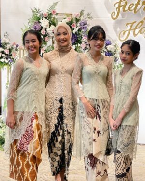 Alya Rohali Instagram - Based on my experience , menjadi seorang ibu itu tidak cukup  dengan teori . “Terjun langsung” jadi ibu , baru bisa dapet ilmu yang tepat . Banyak variabelnya jd seorang ibu yang baik, doesn’t apply for all , karena tiap anak spesial dan berbeda . Sikon tiap ibu juga beda . So, whether IRT, working mom, cesar mom, normal birth mom, full asi mom, mix asi sufor mom, … we are mothers , we are doing the best we can for our kids . Sometimes we make mistakes, being selfish, but we also make sacrifices regarding our kids. Most importantly, be a happy mom , coz when we are happy, the kids will be happy . 
Selamat hari ibu utk semua ibu … ❤️❤️ jalanin aja sebaik2nya peran ini , don’t let other people judge you . 

And for my girls , let’s be bestfriends for life , be with me when I’m old and weak . Some said your children are not your investment. For me , you are my investment for my afterlife . Coz your pray may save me .