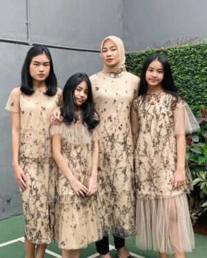 Alya Rohali Instagram - Based on my experience , menjadi seorang ibu itu tidak cukup  dengan teori . “Terjun langsung” jadi ibu , baru bisa dapet ilmu yang tepat . Banyak variabelnya jd seorang ibu yang baik, doesn’t apply for all , karena tiap anak spesial dan berbeda . Sikon tiap ibu juga beda . So, whether IRT, working mom, cesar mom, normal birth mom, full asi mom, mix asi sufor mom, … we are mothers , we are doing the best we can for our kids . Sometimes we make mistakes, being selfish, but we also make sacrifices regarding our kids. Most importantly, be a happy mom , coz when we are happy, the kids will be happy . 
Selamat hari ibu utk semua ibu … ❤️❤️ jalanin aja sebaik2nya peran ini , don’t let other people judge you . 

And for my girls , let’s be bestfriends for life , be with me when I’m old and weak . Some said your children are not your investment. For me , you are my investment for my afterlife . Coz your pray may save me .