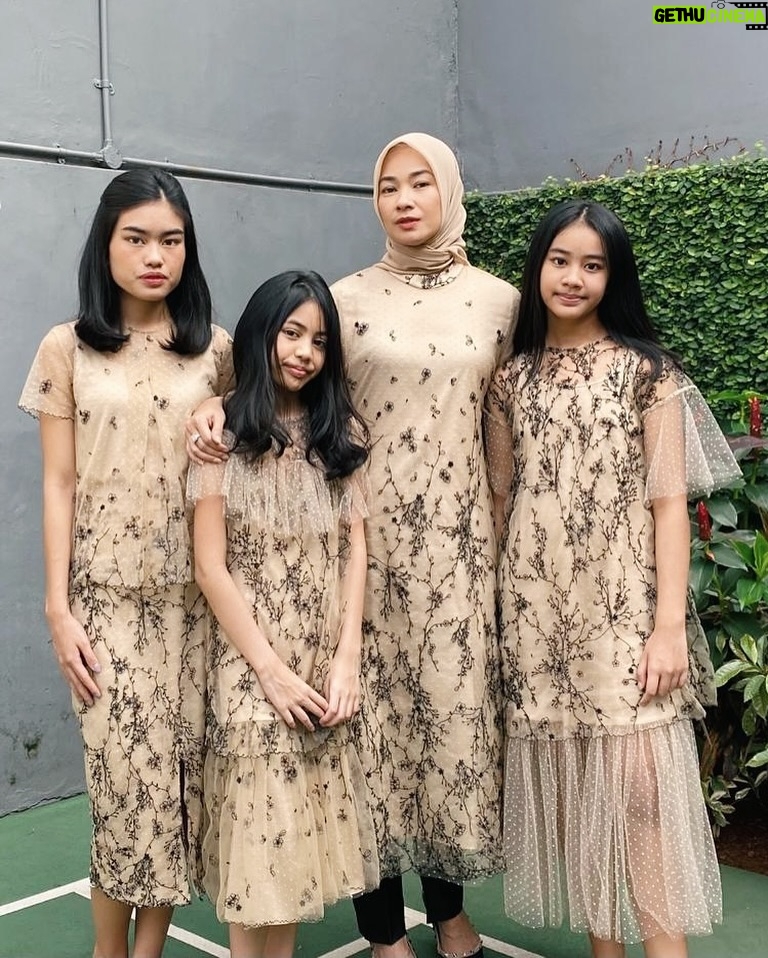 Alya Rohali - 4.5K Likes - Based on my experience , menjadi seorang ibu itu tidak cukup dengan teori . “Terjun langsung” jadi ibu , baru bisa dapet ilmu yang tepat . Banyak variabelnya jd seorang ibu yang baik, doesn’t apply for all , karena tiap anak spesial dan berbeda . Sikon tiap ibu juga beda . So, whether IRT, working mom, cesar mom, normal birth mom, full asi mom, mix asi sufor mom, … we are mothers , we are doing the best we can for our kids . Sometimes we make mistakes, being selfish, but we also make sacrifices regarding our kids. Most importantly, be a happy mom , coz when we are happy, the kids will be happy .
Selamat hari ibu utk semua ibu … ❤️❤️ jalanin aja sebaik2nya peran ini , don’t let other people judge you .
And for my girls , let’s be bestfriends for life , be with me when I’m old and weak . Some said your children are not your investment. For me , you are my investment for my afterlife . Coz your pray may save me .