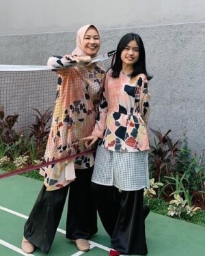 Alya Rohali Instagram - Based on my experience , menjadi seorang ibu itu tidak cukup  dengan teori . “Terjun langsung” jadi ibu , baru bisa dapet ilmu yang tepat . Banyak variabelnya jd seorang ibu yang baik, doesn’t apply for all , karena tiap anak spesial dan berbeda . Sikon tiap ibu juga beda . So, whether IRT, working mom, cesar mom, normal birth mom, full asi mom, mix asi sufor mom, … we are mothers , we are doing the best we can for our kids . Sometimes we make mistakes, being selfish, but we also make sacrifices regarding our kids. Most importantly, be a happy mom , coz when we are happy, the kids will be happy . 
Selamat hari ibu utk semua ibu … ❤️❤️ jalanin aja sebaik2nya peran ini , don’t let other people judge you . 

And for my girls , let’s be bestfriends for life , be with me when I’m old and weak . Some said your children are not your investment. For me , you are my investment for my afterlife . Coz your pray may save me .