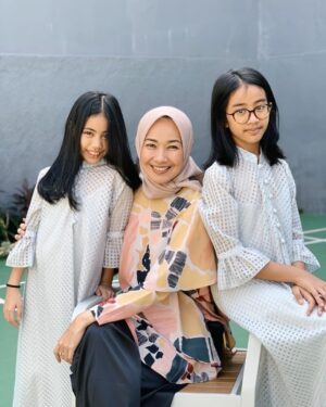 Alya Rohali Instagram - Based on my experience , menjadi seorang ibu itu tidak cukup  dengan teori . “Terjun langsung” jadi ibu , baru bisa dapet ilmu yang tepat . Banyak variabelnya jd seorang ibu yang baik, doesn’t apply for all , karena tiap anak spesial dan berbeda . Sikon tiap ibu juga beda . So, whether IRT, working mom, cesar mom, normal birth mom, full asi mom, mix asi sufor mom, … we are mothers , we are doing the best we can for our kids . Sometimes we make mistakes, being selfish, but we also make sacrifices regarding our kids. Most importantly, be a happy mom , coz when we are happy, the kids will be happy . 
Selamat hari ibu utk semua ibu … ❤️❤️ jalanin aja sebaik2nya peran ini , don’t let other people judge you . 

And for my girls , let’s be bestfriends for life , be with me when I’m old and weak . Some said your children are not your investment. For me , you are my investment for my afterlife . Coz your pray may save me .