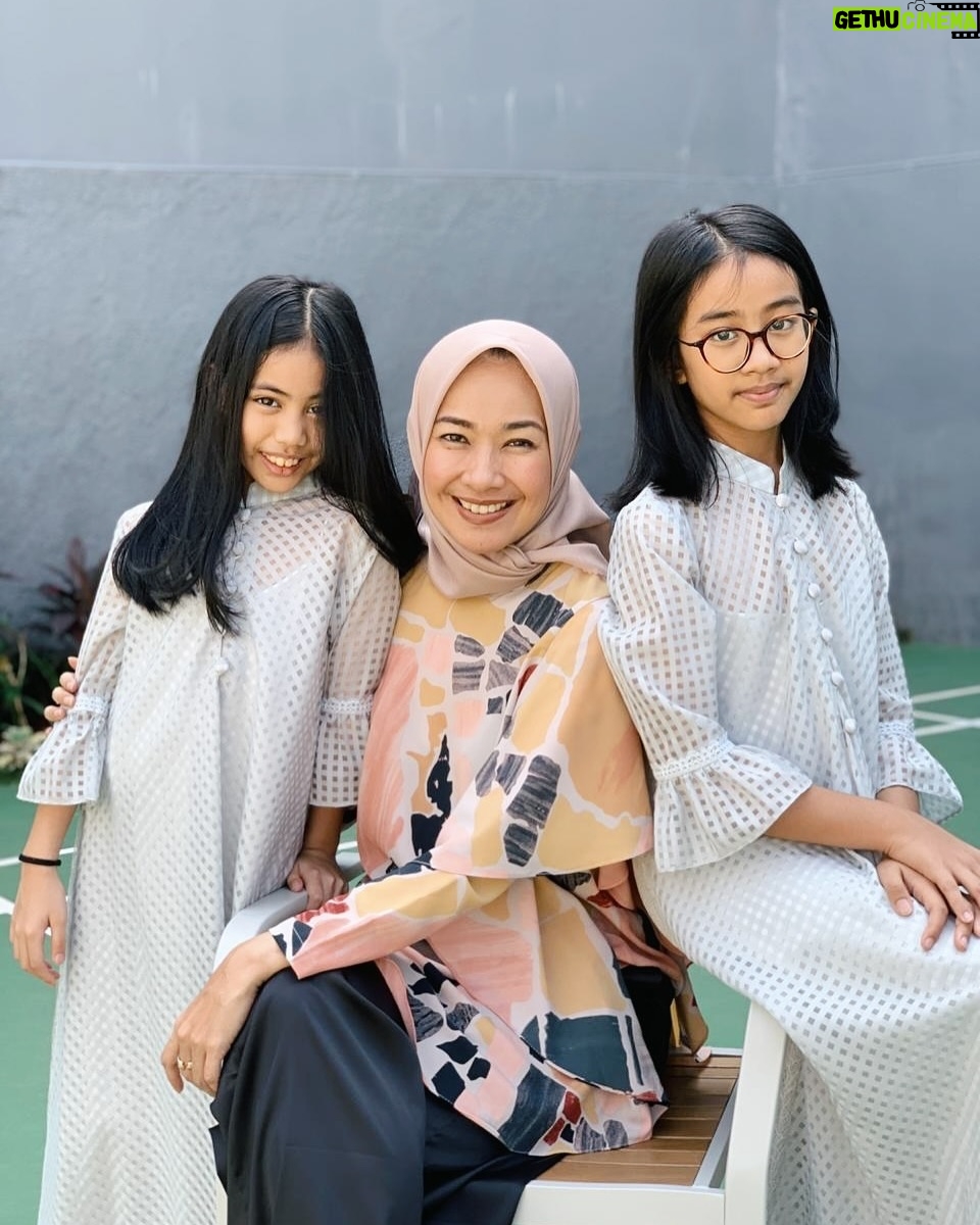 Alya Rohali - 4.5K Likes - Based on my experience , menjadi seorang ibu itu tidak cukup dengan teori . “Terjun langsung” jadi ibu , baru bisa dapet ilmu yang tepat . Banyak variabelnya jd seorang ibu yang baik, doesn’t apply for all , karena tiap anak spesial dan berbeda . Sikon tiap ibu juga beda . So, whether IRT, working mom, cesar mom, normal birth mom, full asi mom, mix asi sufor mom, … we are mothers , we are doing the best we can for our kids . Sometimes we make mistakes, being selfish, but we also make sacrifices regarding our kids. Most importantly, be a happy mom , coz when we are happy, the kids will be happy .
Selamat hari ibu utk semua ibu … ❤️❤️ jalanin aja sebaik2nya peran ini , don’t let other people judge you .
And for my girls , let’s be bestfriends for life , be with me when I’m old and weak . Some said your children are not your investment. For me , you are my investment for my afterlife . Coz your pray may save me .