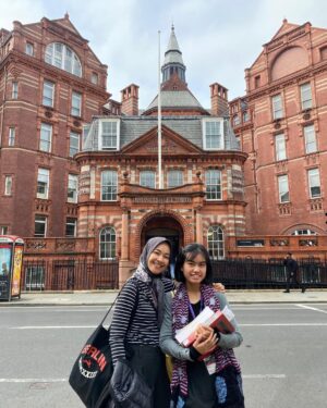 Alya Rohali Instagram - Visiting @namiradjani’s campus @ucl on her first day kuliah . 
Very nice campus di tengah kota . Enjoy being Londoners jan , belajar yang semangat ya and maksimalkan mendapatkan new experience . 

Backsound single @namiradjani yang menemani perjalanan dia mulai dari apply kuliah, les dan tes IELTS sampai persiapan apply LPDP .