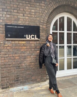 Alya Rohali Instagram - Visiting @namiradjani’s campus @ucl on her first day kuliah . 
Very nice campus di tengah kota . Enjoy being Londoners jan , belajar yang semangat ya and maksimalkan mendapatkan new experience . 

Backsound single @namiradjani yang menemani perjalanan dia mulai dari apply kuliah, les dan tes IELTS sampai persiapan apply LPDP .