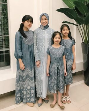 Alya Rohali Instagram - Based on my experience , menjadi seorang ibu itu tidak cukup  dengan teori . “Terjun langsung” jadi ibu , baru bisa dapet ilmu yang tepat . Banyak variabelnya jd seorang ibu yang baik, doesn’t apply for all , karena tiap anak spesial dan berbeda . Sikon tiap ibu juga beda . So, whether IRT, working mom, cesar mom, normal birth mom, full asi mom, mix asi sufor mom, … we are mothers , we are doing the best we can for our kids . Sometimes we make mistakes, being selfish, but we also make sacrifices regarding our kids. Most importantly, be a happy mom , coz when we are happy, the kids will be happy . 
Selamat hari ibu utk semua ibu … ❤️❤️ jalanin aja sebaik2nya peran ini , don’t let other people judge you . 

And for my girls , let’s be bestfriends for life , be with me when I’m old and weak . Some said your children are not your investment. For me , you are my investment for my afterlife . Coz your pray may save me .