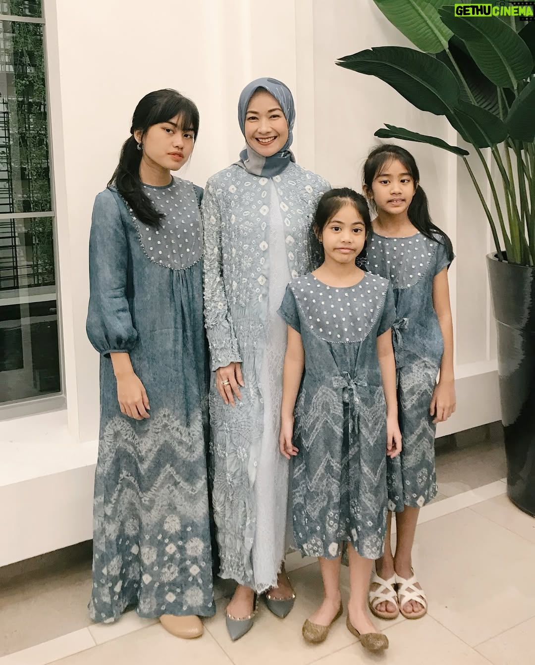 Alya Rohali - 4.5K Likes - Based on my experience , menjadi seorang ibu itu tidak cukup dengan teori . “Terjun langsung” jadi ibu , baru bisa dapet ilmu yang tepat . Banyak variabelnya jd seorang ibu yang baik, doesn’t apply for all , karena tiap anak spesial dan berbeda . Sikon tiap ibu juga beda . So, whether IRT, working mom, cesar mom, normal birth mom, full asi mom, mix asi sufor mom, … we are mothers , we are doing the best we can for our kids . Sometimes we make mistakes, being selfish, but we also make sacrifices regarding our kids. Most importantly, be a happy mom , coz when we are happy, the kids will be happy .
Selamat hari ibu utk semua ibu … ❤️❤️ jalanin aja sebaik2nya peran ini , don’t let other people judge you .
And for my girls , let’s be bestfriends for life , be with me when I’m old and weak . Some said your children are not your investment. For me , you are my investment for my afterlife . Coz your pray may save me .