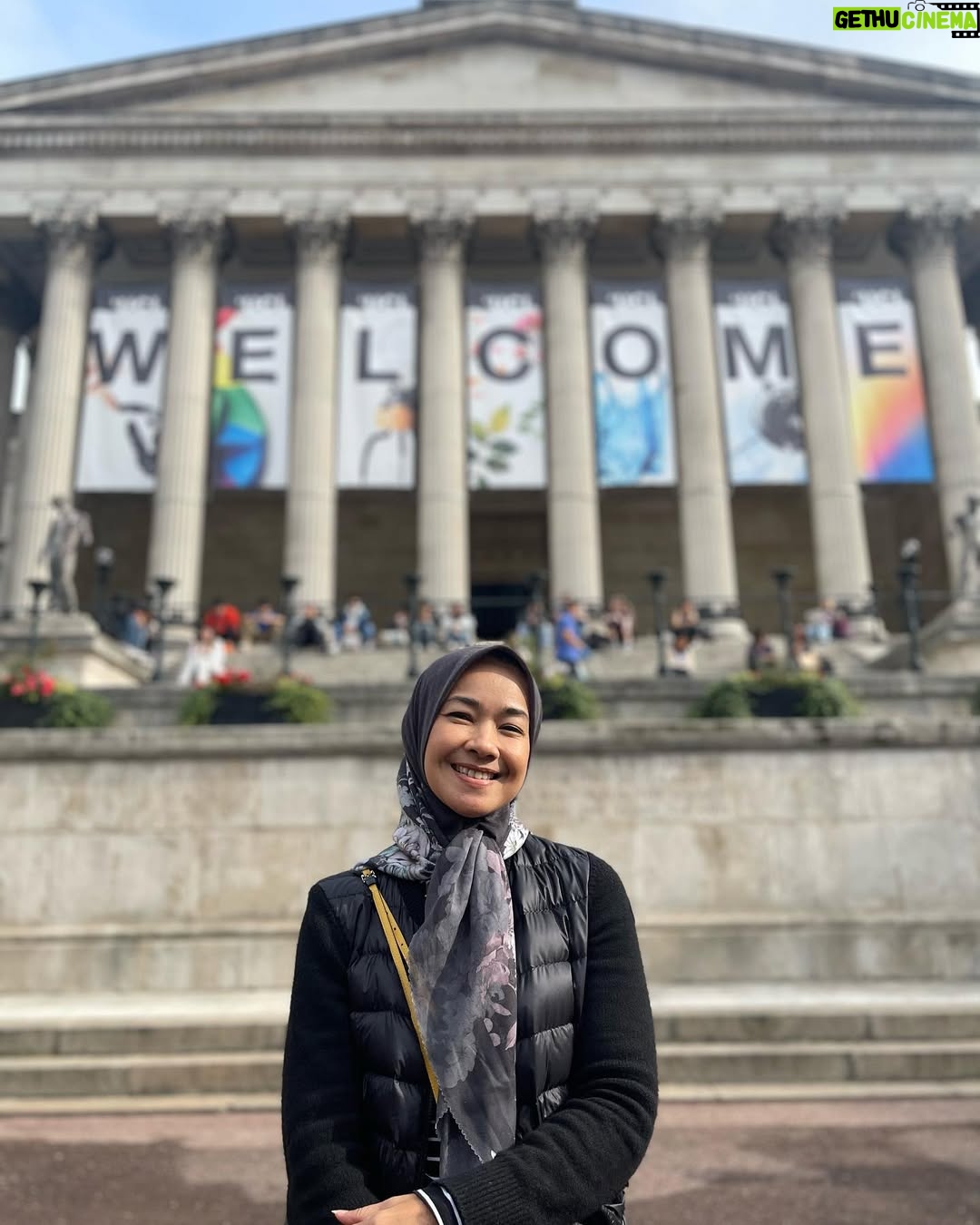 Alya Rohali - 5.2K Likes - Visiting @namiradjani’s campus @ucl on her first day kuliah .
Very nice campus di tengah kota . Enjoy being Londoners jan , belajar yang semangat ya and maksimalkan mendapatkan new experience .
Backsound single @namiradjani yang menemani perjalanan dia mulai dari apply kuliah, les dan tes IELTS sampai persiapan apply LPDP .