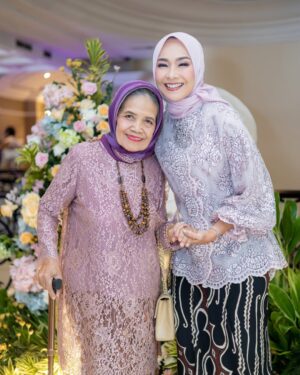 Alya Rohali Instagram - Assalamu’alaikum Mamaku cantik … 
Barokah umurnya mama, 79 tahun mama hari ini . Insyaa Allah aya saksi betapa mama orang yang sangat baik, your hands are always full to help others. Dari keluarga sampai orang yang hanya lewat gak akan luput dari perhatian dan pertolongan mama. Semoga semua kebaikan mama jadi wasilah untuk kesembuhan mama. 

yuk bangun mah , semoga Allah kasih kesembuhan yang sempurna.. takdir Allah pasti yang terbaik buat hambaNYA

Terimakasih semua teman2 , juga teman2 online ku yang udh doain mama dan kasih semangat dan perhatian utk keluarga kami yang tengah menjaga dan menemani mama ikhtiar di ruang ICU. Jazaakumullahu khairan❤️

Aya kangen mama