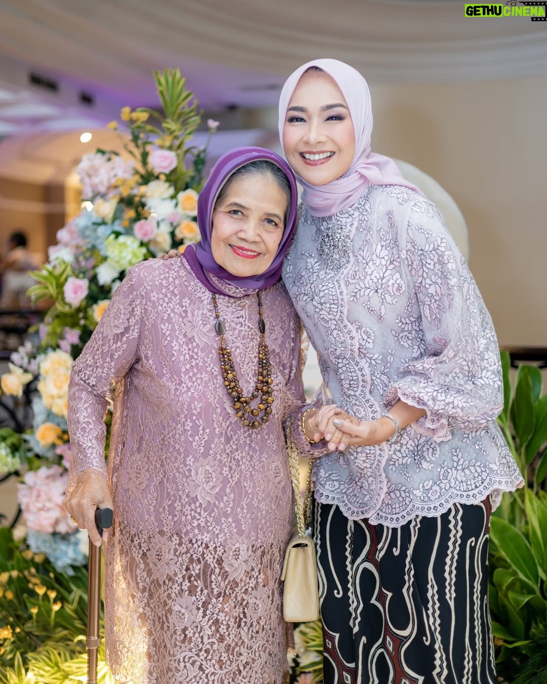 Alya Rohali - 11.2K Likes - Assalamu’alaikum Mamaku cantik …
Barokah umurnya mama, 79 tahun mama hari ini . Insyaa Allah aya saksi betapa mama orang yang sangat baik, your hands are always full to help others. Dari keluarga sampai orang yang hanya lewat gak akan luput dari perhatian dan pertolongan mama. Semoga semua kebaikan mama jadi wasilah untuk kesembuhan mama.
yuk bangun mah , semoga Allah kasih kesembuhan yang sempurna.. takdir Allah pasti yang terbaik buat hambaNYA
Terimakasih semua teman2 , juga teman2 online ku yang udh doain mama dan kasih semangat dan perhatian utk keluarga kami yang tengah menjaga dan menemani mama ikhtiar di ruang ICU. Jazaakumullahu khairan❤️
Aya kangen mama