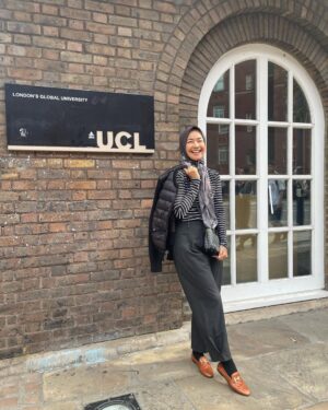 Alya Rohali Instagram - Visiting @namiradjani’s campus @ucl on her first day kuliah . 
Very nice campus di tengah kota . Enjoy being Londoners jan , belajar yang semangat ya and maksimalkan mendapatkan new experience . 

Backsound single @namiradjani yang menemani perjalanan dia mulai dari apply kuliah, les dan tes IELTS sampai persiapan apply LPDP .