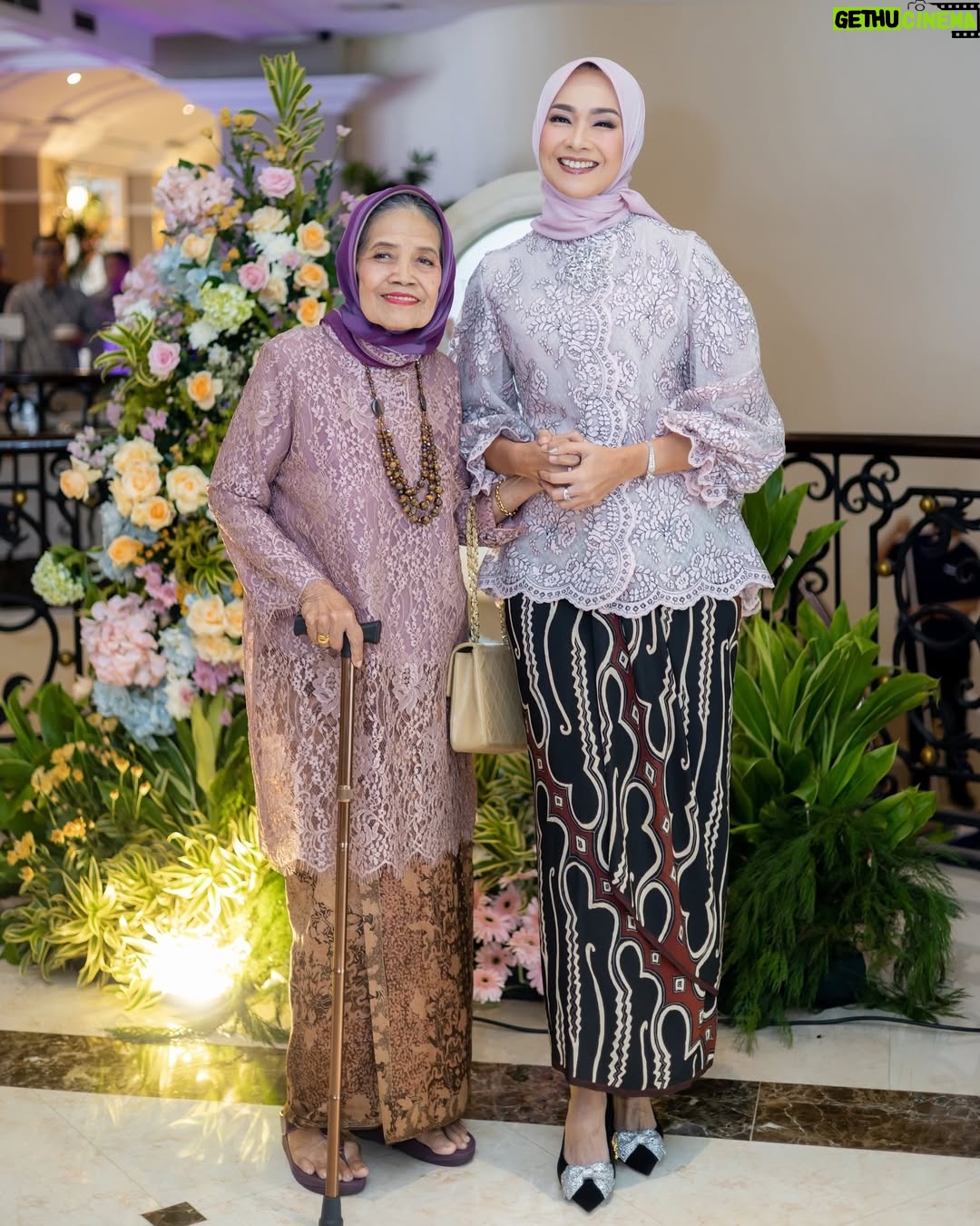 Alya Rohali - 11.2K Likes - Assalamu’alaikum Mamaku cantik …
Barokah umurnya mama, 79 tahun mama hari ini . Insyaa Allah aya saksi betapa mama orang yang sangat baik, your hands are always full to help others. Dari keluarga sampai orang yang hanya lewat gak akan luput dari perhatian dan pertolongan mama. Semoga semua kebaikan mama jadi wasilah untuk kesembuhan mama.
yuk bangun mah , semoga Allah kasih kesembuhan yang sempurna.. takdir Allah pasti yang terbaik buat hambaNYA
Terimakasih semua teman2 , juga teman2 online ku yang udh doain mama dan kasih semangat dan perhatian utk keluarga kami yang tengah menjaga dan menemani mama ikhtiar di ruang ICU. Jazaakumullahu khairan❤️
Aya kangen mama